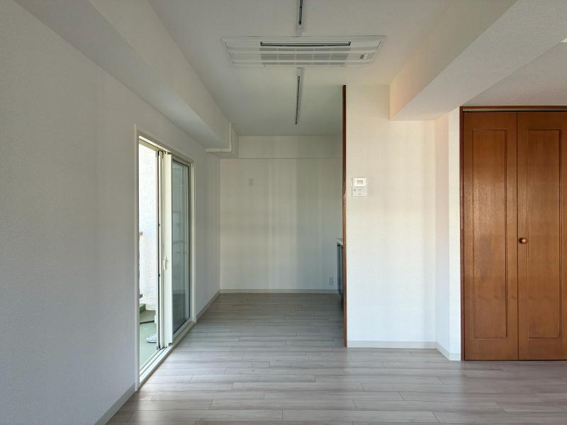 逗子市小坪五丁目の売買物件/奥まった場所にあるキッチン、思い切って位置を変えてみては。空いたスペースにはベッドを配置して。居室と寝室空間を分けたい場合は、布やブラインドでゆるく仕切るのが良いと思います