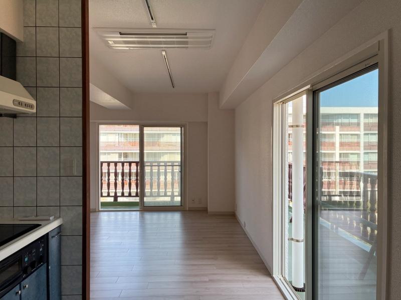 逗子市小坪五丁目の売買物件/キッチンスペースから見て。クロスやフローリングは2年前のリフォームで綺麗な状態。ビルトインエアコンも設置されました