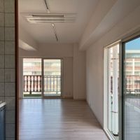 逗子市小坪五丁目の売買物件/キッチンスペースから見て。クロスやフローリングは2年前のリフォームで綺麗な状態。ビルトインエアコンも設置されました