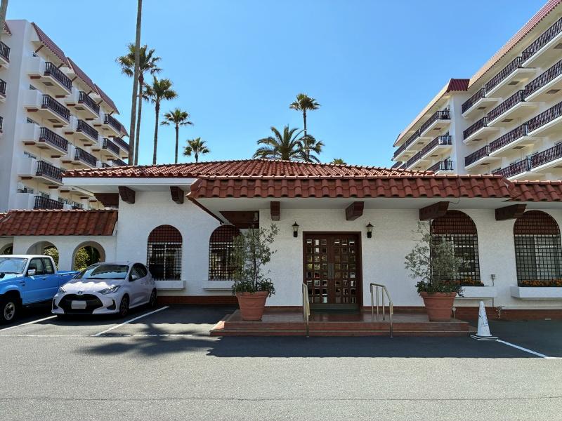 逗子市小坪五丁目の売買物件/車は屋外平置きのフリー区画へ。4－5号棟の間にエントランスがあります