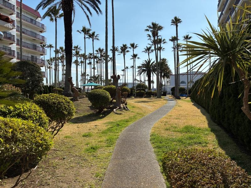 逗子市小坪五丁目の売買物件/天気の良い日に中庭を散歩するのが気持ちよい