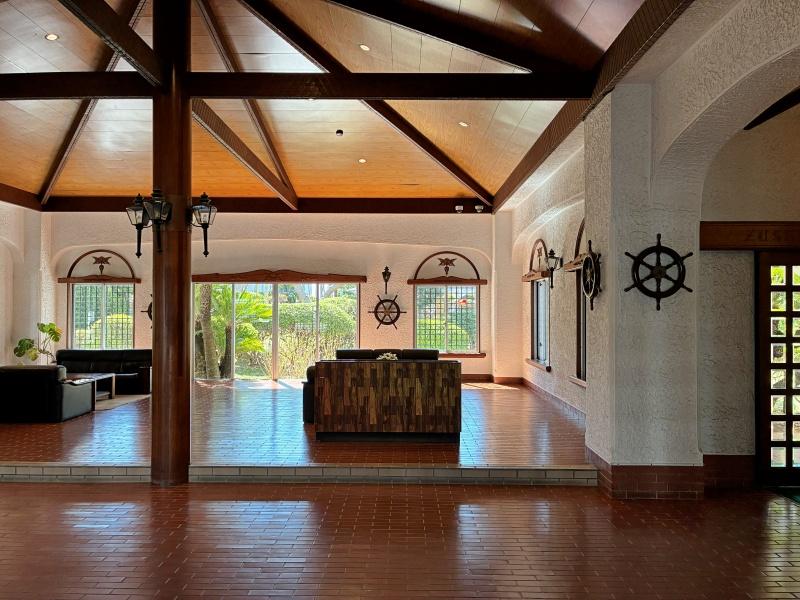 逗子市小坪五丁目の売買物件/共用のロビーはリゾートホテルのよう