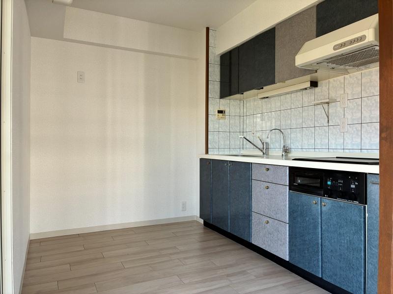 逗子市小坪五丁目の売買物件/キッチンは2004年に設置されたもの。ブルーのタイルと色味がレトロ