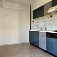 逗子市小坪五丁目の売買物件/キッチンは2004年に設置されたもの。ブルーのタイルと色味がレトロ