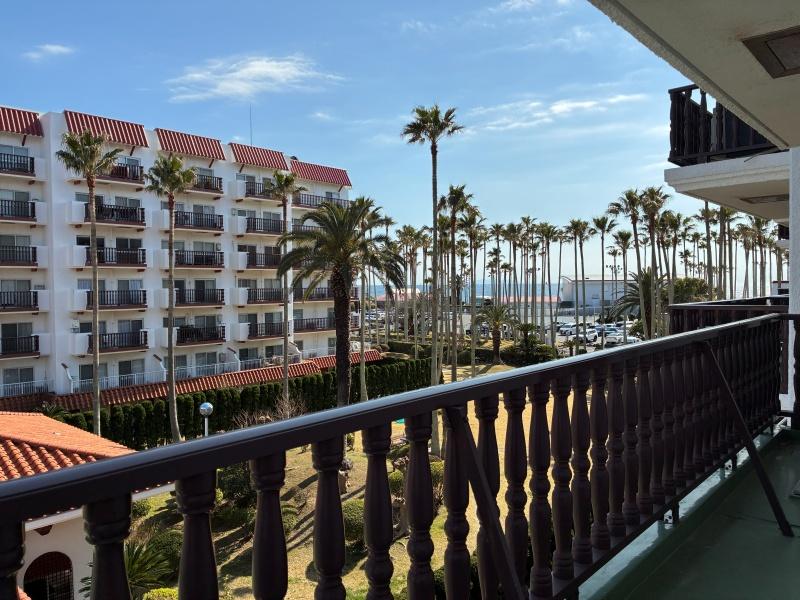 逗子市小坪五丁目の売買物件/南側の窓からは、相模湾と4-5号棟の中庭が広がっています。リゾートな景色