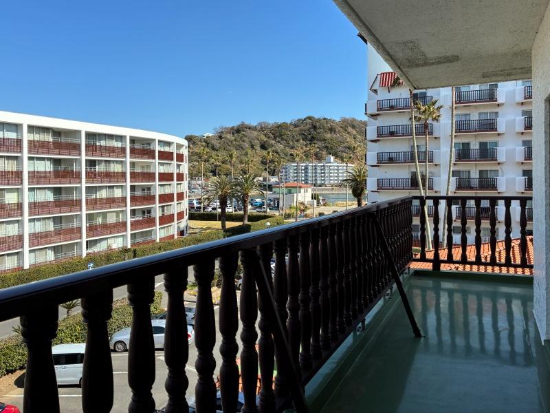 逗子市小坪五丁目の売買物件/東側の窓からは、小坪漁港ののどかな漁師町が覗けます。異なる雰囲気を楽しめるのが良い