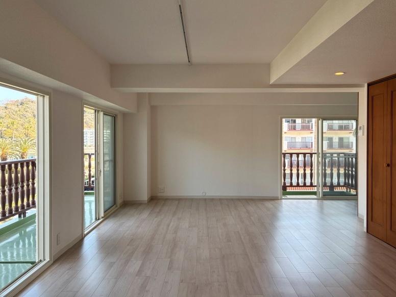 逗子市小坪五丁目の売買物件/角部屋ならではの採光の良さと、抜けのある景色。しかし、この部屋の魅力は余白が残されていることにあるのです。伸びしろ満載！