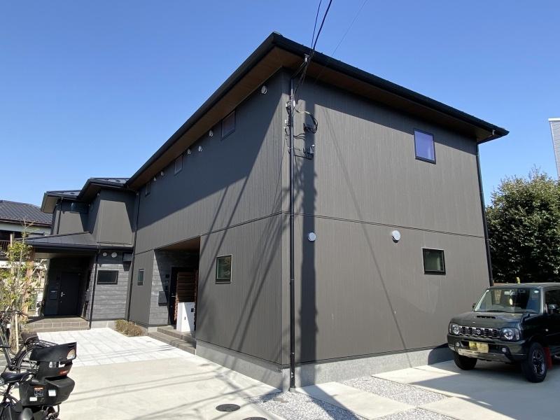 藤沢市鵠沼藤が谷三丁目の賃貸物件/外観│敷地内左側は駐輪スペース│右側は駐車スペース