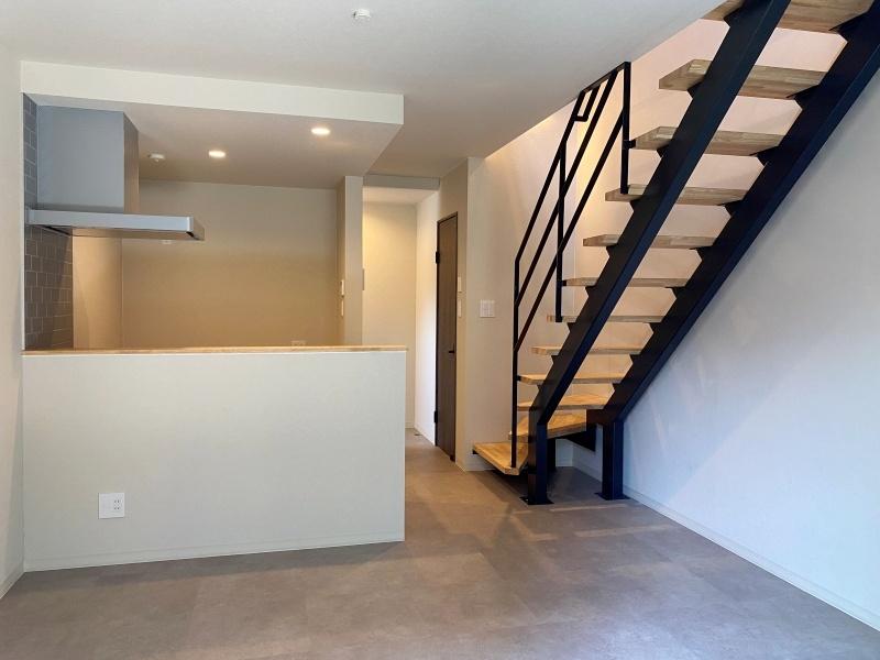 藤沢市鵠沼藤が谷三丁目の賃貸物件/#104│庭から1階LDKを見る