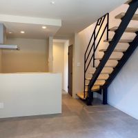 藤沢市鵠沼藤が谷三丁目の賃貸物件/#104│庭から1階LDKを見る