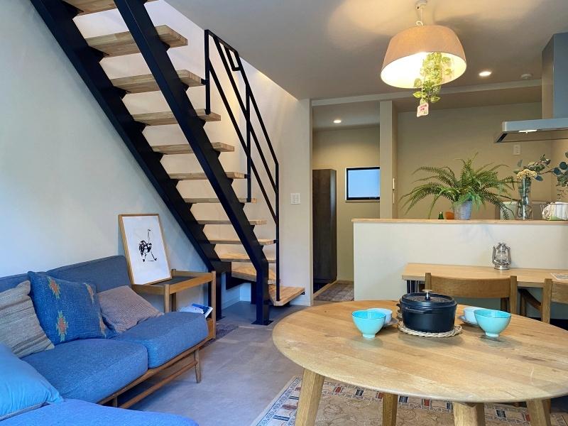 藤沢市鵠沼藤が谷三丁目の賃貸物件/#105│庭から室内を見た様子。階段下にソファや収納を置くなどしてスペースを活かしたい