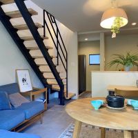 藤沢市鵠沼藤が谷三丁目の賃貸物件/#105│庭から室内を見た様子。階段下にソファや収納を置くなどしてスペースを活かしたい