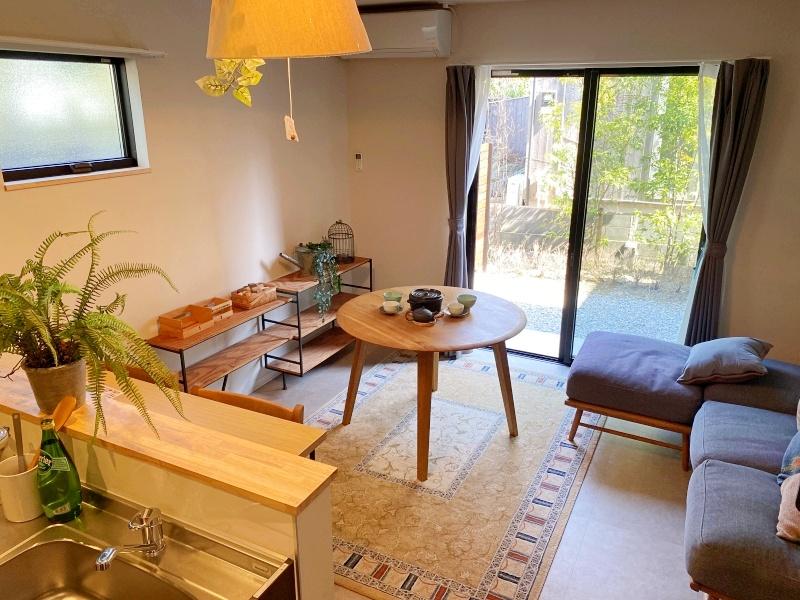 藤沢市鵠沼藤が谷三丁目の賃貸物件/#105│LDKに家具を配置するとこんな感じ、円卓など角の取れた家具が入ることで空間が柔らかい印象に