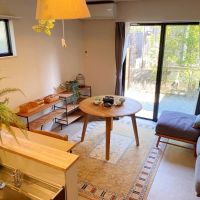 藤沢市鵠沼藤が谷三丁目の賃貸物件/#105│LDKに家具を配置するとこんな感じ、円卓など角の取れた家具が入ることで空間が柔らかい印象に