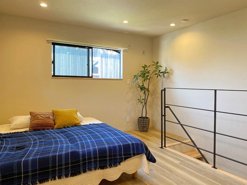 藤沢市鵠沼藤が谷三丁目の賃貸物件/#105│2階洋室にベッドを置くとこんな感じ