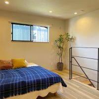 藤沢市鵠沼藤が谷三丁目の賃貸物件/#105│2階洋室にベッドを置くとこんな感じ