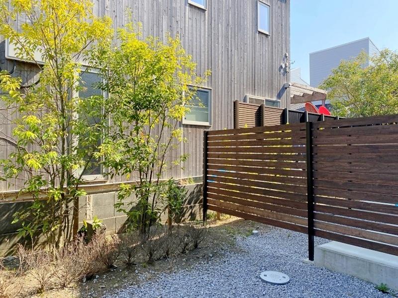 藤沢市鵠沼藤が谷三丁目の賃貸物件/#105庭│お隣の板張りの外観、サーフボードがひょっこり。#104庭も同様の眺め