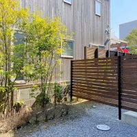 藤沢市鵠沼藤が谷三丁目の賃貸物件/#105庭│お隣の板張りの外観、サーフボードがひょっこり。#104庭も同様の眺め