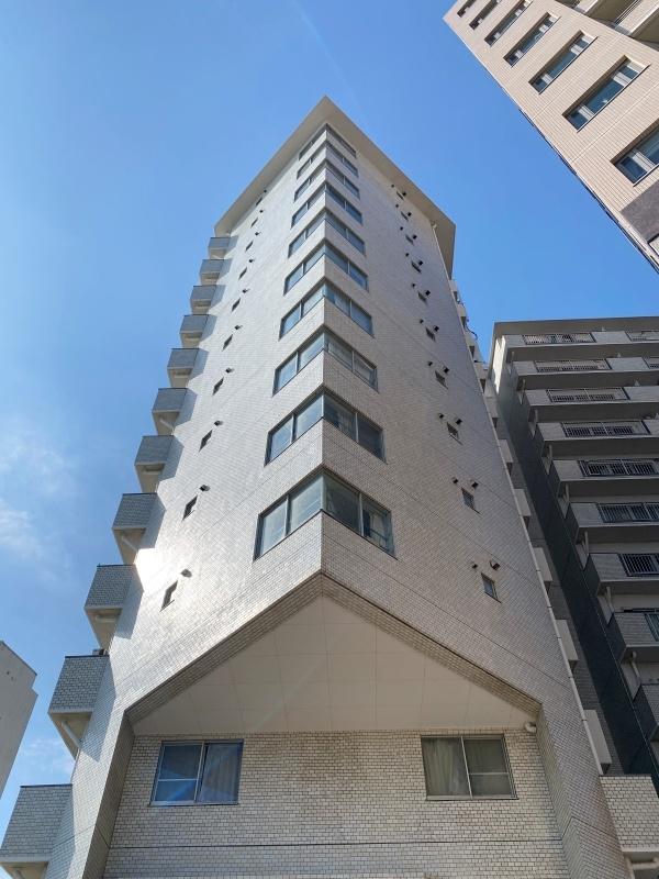 藤沢市片瀬海岸一丁目の売買物件/外観│建物前の通りから見上げてみる。確かに三角形が突き出ている