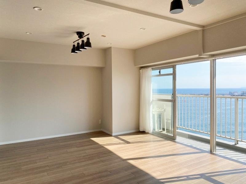 藤沢市片瀬海岸一丁目の売買物件/南西側洋室14.6帖│遠くの水平線まで見える開放感