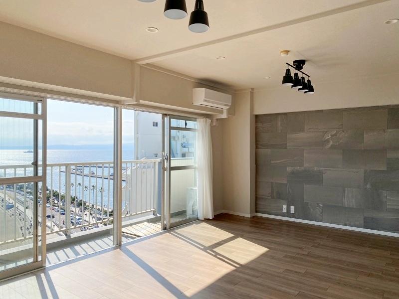 藤沢市片瀬海岸一丁目の売買物件/南西側洋室14.6帖│日当たり良好、日中は照明に頼らなくても良さそう