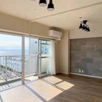 藤沢市片瀬海岸一丁目の売買物件/南西側洋室14.6帖│日当たり良好、日中は照明に頼らなくても良さそう