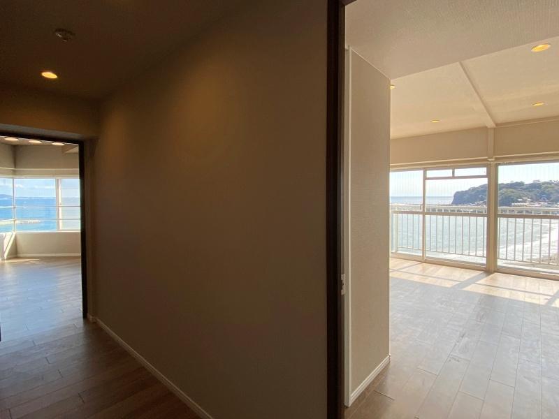 藤沢市片瀬海岸一丁目の売買物件/廊下から見る│左がLDK、右が南西側洋室14.6帖