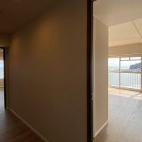 藤沢市片瀬海岸一丁目の売買物件/廊下から見る│左がLDK、右が南西側洋室14.6帖