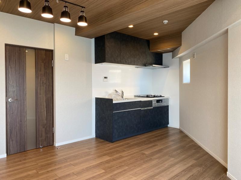 藤沢市片瀬海岸一丁目の売買物件/LDK16.5帖│壁付けキッチンですが、振り返れば海！