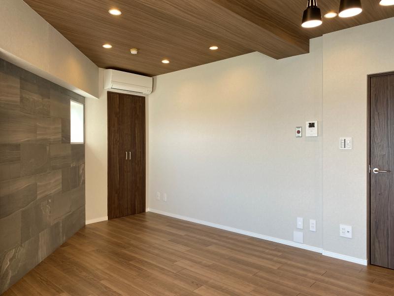 藤沢市片瀬海岸一丁目の売買物件/LDK16.5帖│もうひとつの角は収納スペース、扉の先が角！