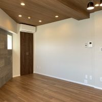 藤沢市片瀬海岸一丁目の売買物件/LDK16.5帖│もうひとつの角は収納スペース、扉の先が角！