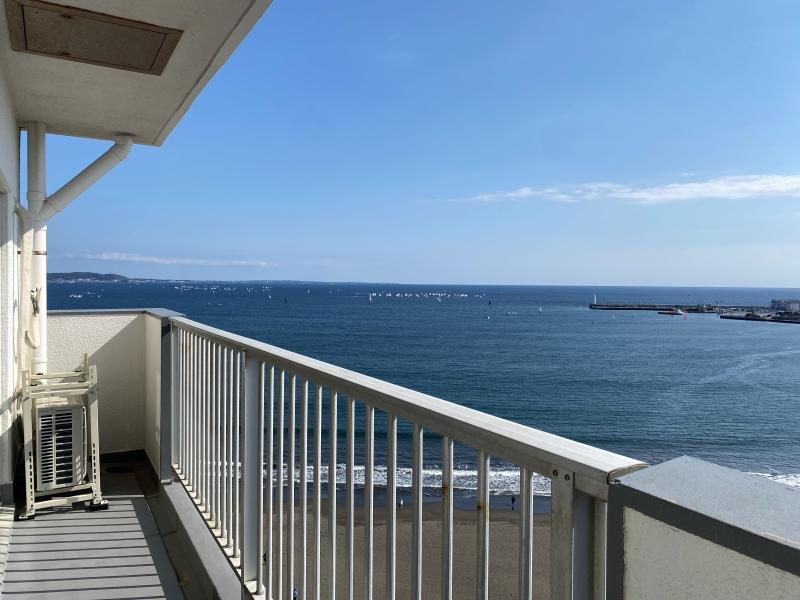 藤沢市片瀬海岸一丁目の売買物件/バルコニーからの眺め│海をぼんやりと眺める時間が贅沢です