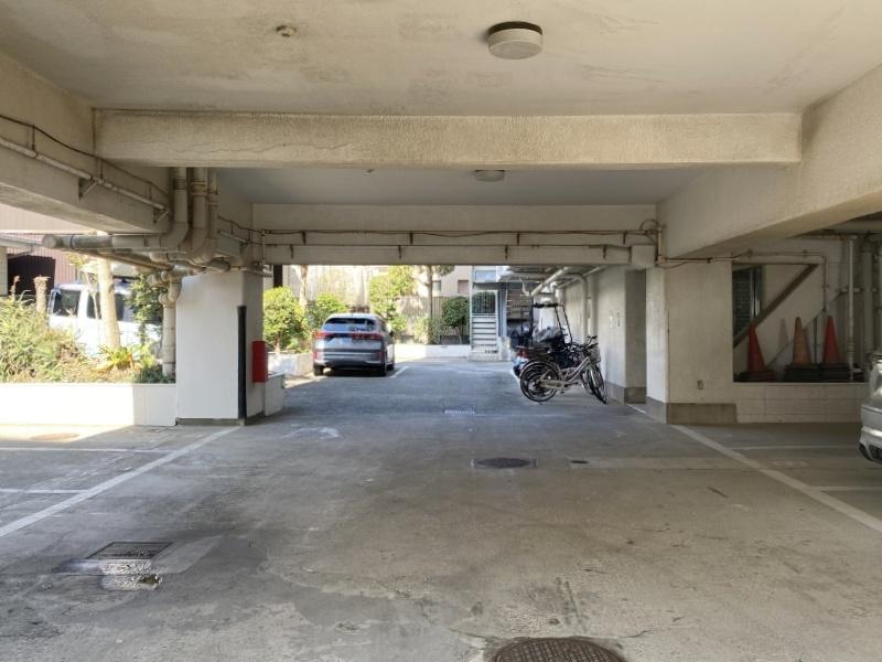 藤沢市片瀬海岸一丁目の売買物件/駐輪スペースは右奥