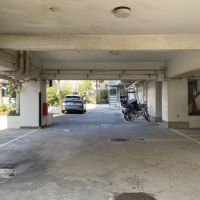 藤沢市片瀬海岸一丁目の売買物件/駐輪スペースは右奥