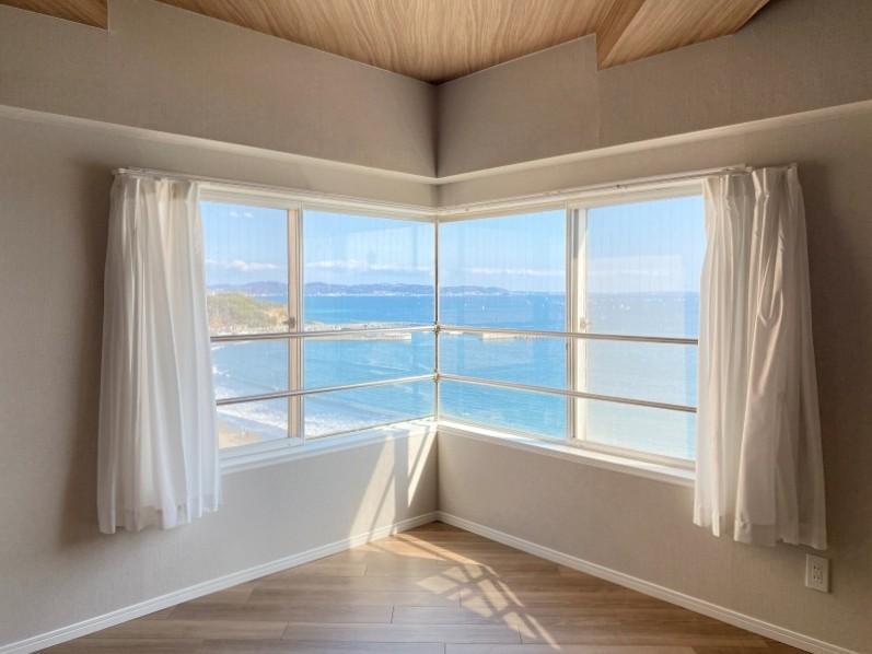 藤沢市片瀬海岸一丁目の売買物件/海に向かって突き出た直角三角形がLDK！？コーナー窓の向こうは青の世界