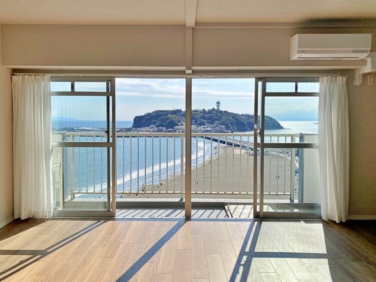藤沢市片瀬海岸一丁目の売買物件/南西側洋室14.6帖│室内からでも伝わる江の島の存在感