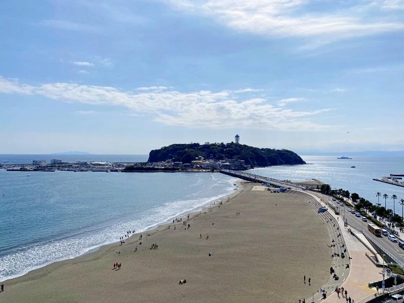 藤沢市片瀬海岸一丁目の売買物件/バルコニーからの眺め│海岸で過ごす人々や行き交う車やバイクをジオラマのように眺められます