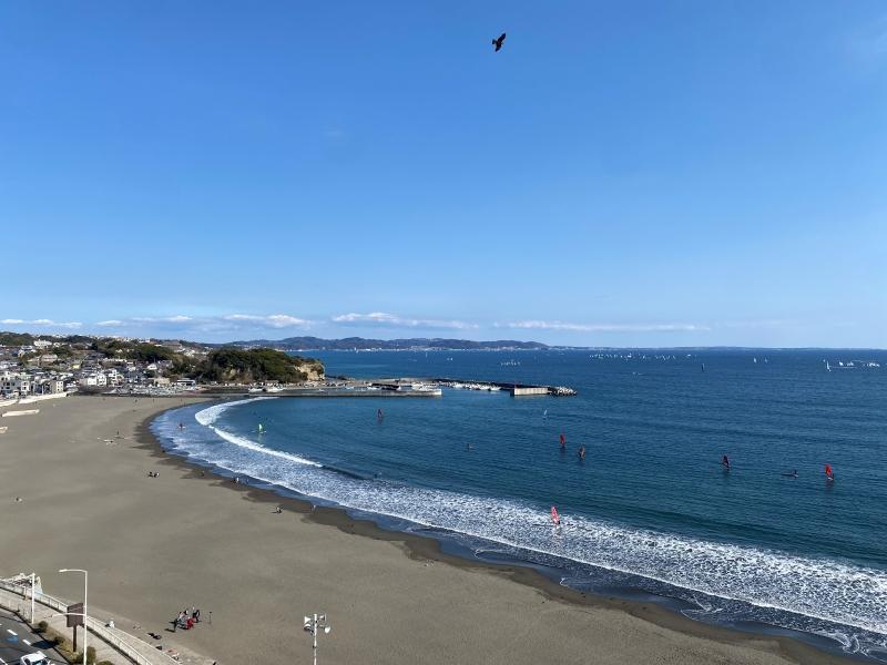藤沢市片瀬海岸一丁目の売買物件/LDKコーナー窓からの眺め│腰越海水浴場や腰越漁港の様子が見える
