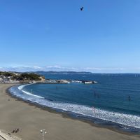 藤沢市片瀬海岸一丁目の売買物件/LDKコーナー窓からの眺め│腰越海水浴場や腰越漁港の様子が見える