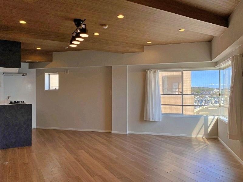 藤沢市片瀬海岸一丁目の売買物件/LDK16.5帖│コーナー窓は90度、左奥の角にはキッチンが収まっています