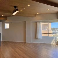 藤沢市片瀬海岸一丁目の売買物件/LDK16.5帖│コーナー窓は90度、左奥の角にはキッチンが収まっています