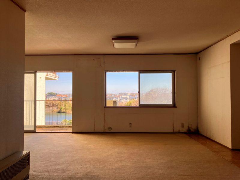 平塚市唐ケ原の売買物件/LDK｜川の流れが見える静かな部屋です。