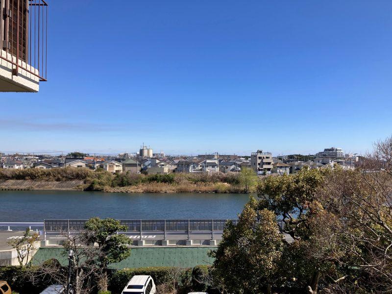 平塚市唐ケ原の売買物件/眺望｜バルコニーに出ると、花水川のゆったりした流れが。
