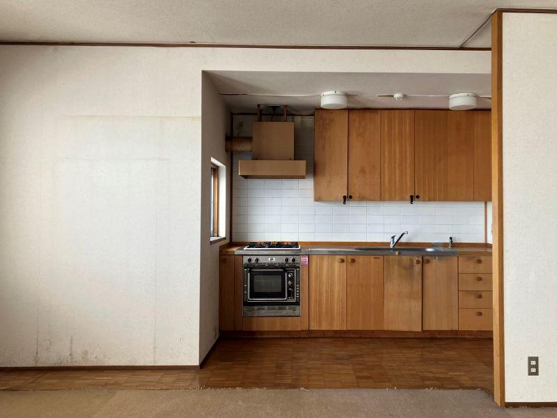 平塚市唐ケ原の売買物件/平塚ガーデンホームズの4階の川を眺める改装素材にぴったりの区画です。新築時のオリジナルが残っているキッチン。