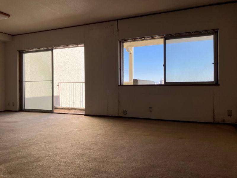 平塚市唐ケ原の売買物件/LDK｜逆光で室内が暗いですが、低めの視点からは空の青さと外壁の白が美しすぎました。