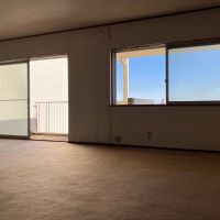 平塚市唐ケ原の売買物件/LDK｜逆光で室内が暗いですが、低めの視点からは空の青さと外壁の白が美しすぎました。