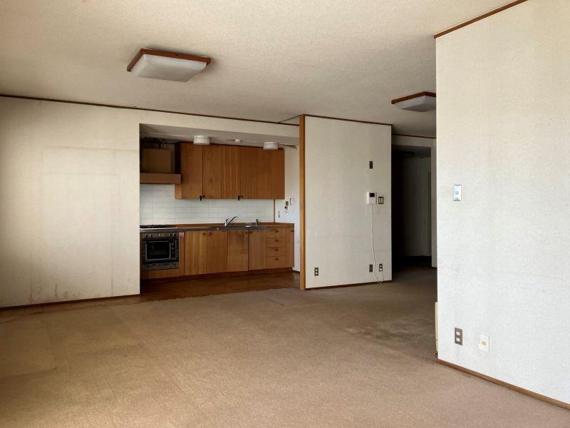 平塚市唐ケ原の売買物件/LDK｜キッチンとリビングダイニングのつながりはこんな感じ。