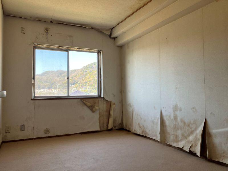 平塚市唐ケ原の売買物件/洋室3（7.1帖）｜おそらく結露のため、クロスの剥がれが見られます。断熱材を入れて、まるっと改修しましょう。