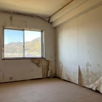 平塚市唐ケ原の売買物件/洋室3（7.1帖）｜おそらく結露のため、クロスの剥がれが見られます。断熱材を入れて、まるっと改修しましょう。