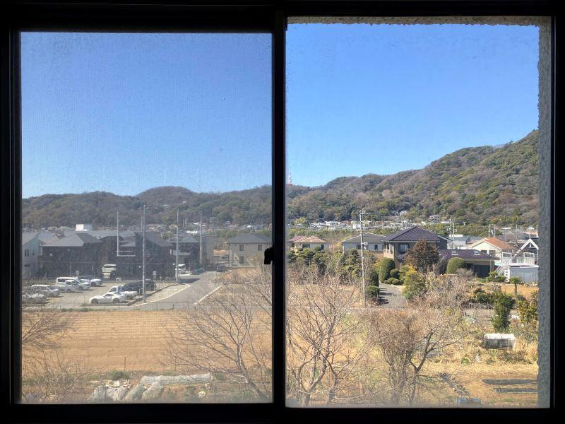 平塚市唐ケ原の売買物件/眺望｜個室からはのんびりした畑と背景に山が見えます。